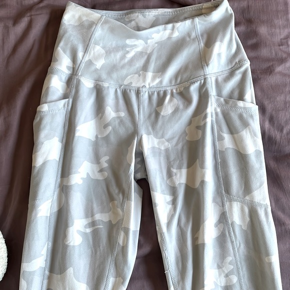 cute yoga pants / leggings white camo print xs - Picture 1 of 3